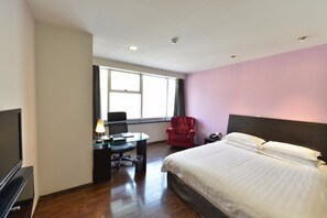 Executive-Zimmer | Wohnzimmer | 32-Zoll-LCD-Fernseher mit Satellitenempfang, Fernseher