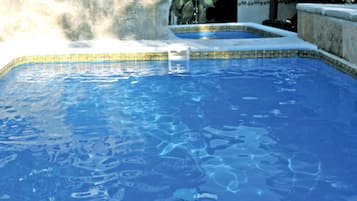 Piscine extérieure, chaises longues