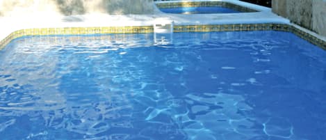 Piscine extérieure, chaises longues