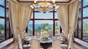 2 restaurants, lunch, dinner served; Italian cuisine