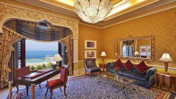 Peralatan tempat tidur premium, bar mini, peti besi dalam bilik