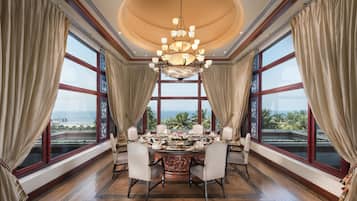 2 restaurantes; se sirve almuerzo y cena; cocina italiana