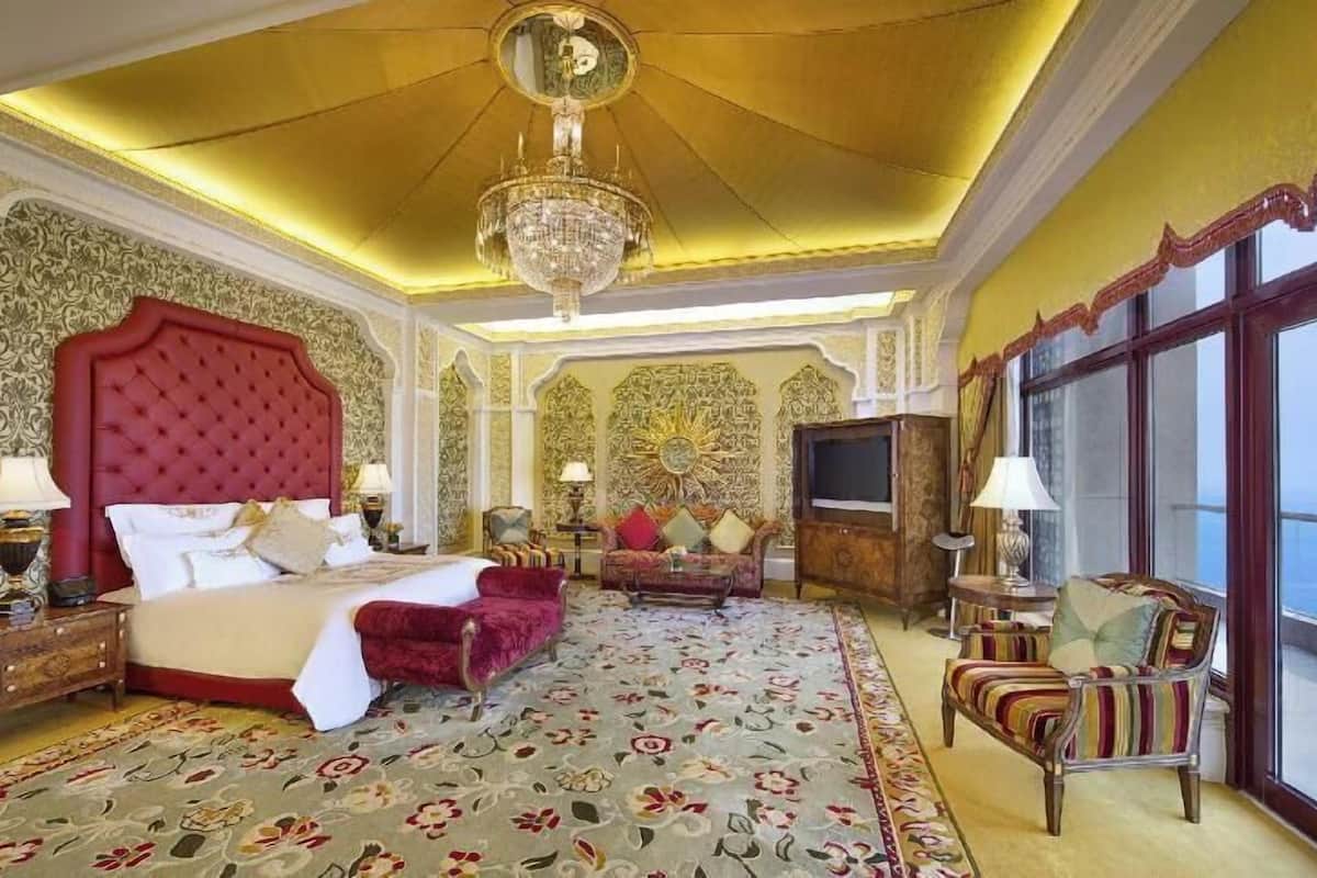 Premium bedding, minibar, in-room safe, free cribs/infant beds