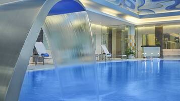 2 albercas techadas y alberca al aire libre