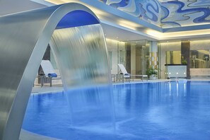 2 inomhuspooler och utomhuspool