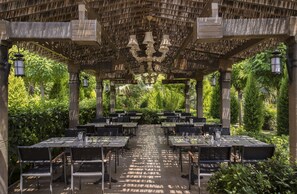 8 restaurants; breakfast, lunch, and dinner served