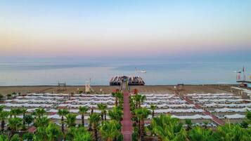 Yksityinen ranta, aurinkotuoleja, aurinkovarjoja, vesihiihtomahdollisuus