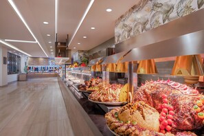 8 restaurantes; se sirve desayuno, almuerzo y cena; cocina internacional