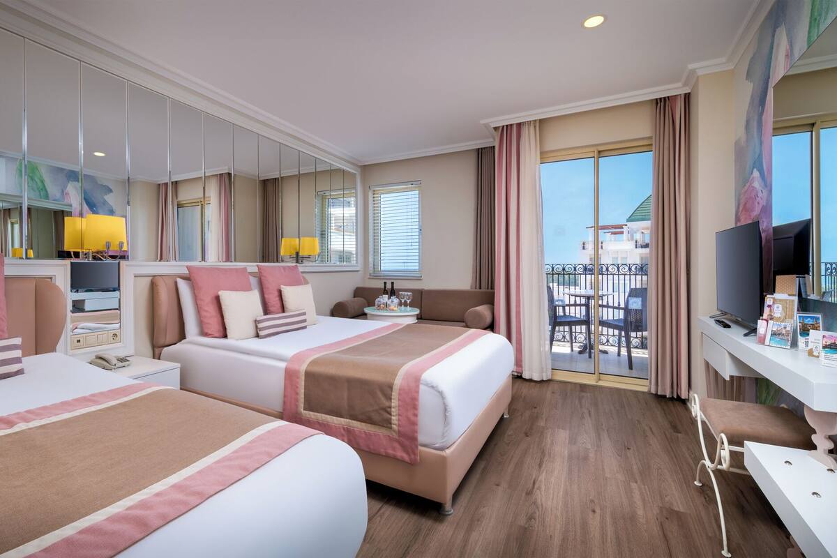Standard Room, Partial Sea View | Bar mini, peti besi dalam bilik, meja, ruang kerja komputer riba 