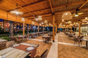 8 restaurantes; se sirve desayuno, almuerzo y cena; cocina internacional