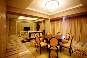 Executive Suite | Living area | TV - Wenjin Hotel (Beijing)