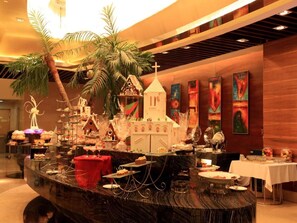 3 restaurantes; se sirven desayunos, almuerzos, cenas y cocina china 