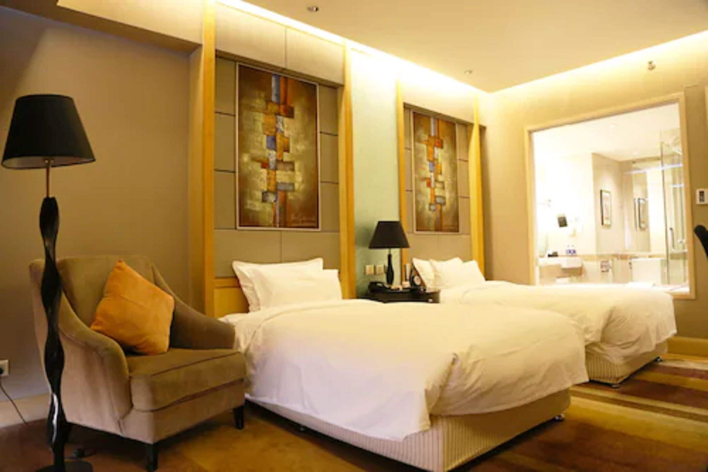 Business Twin Room | Minibar, in-room safe, blackout curtains, iron/ironing board