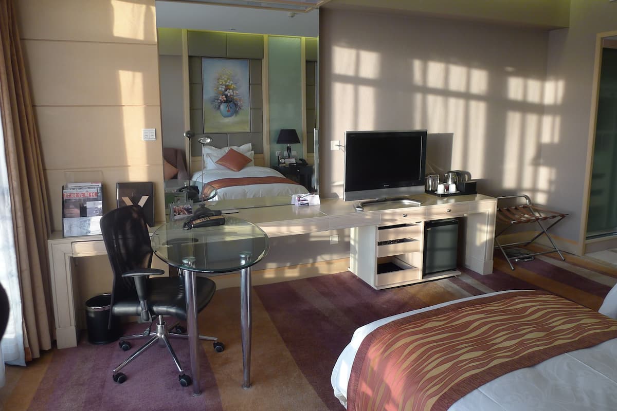 Executive King Room | Minibar, in-room safe, blackout curtains, iron/ironing board
