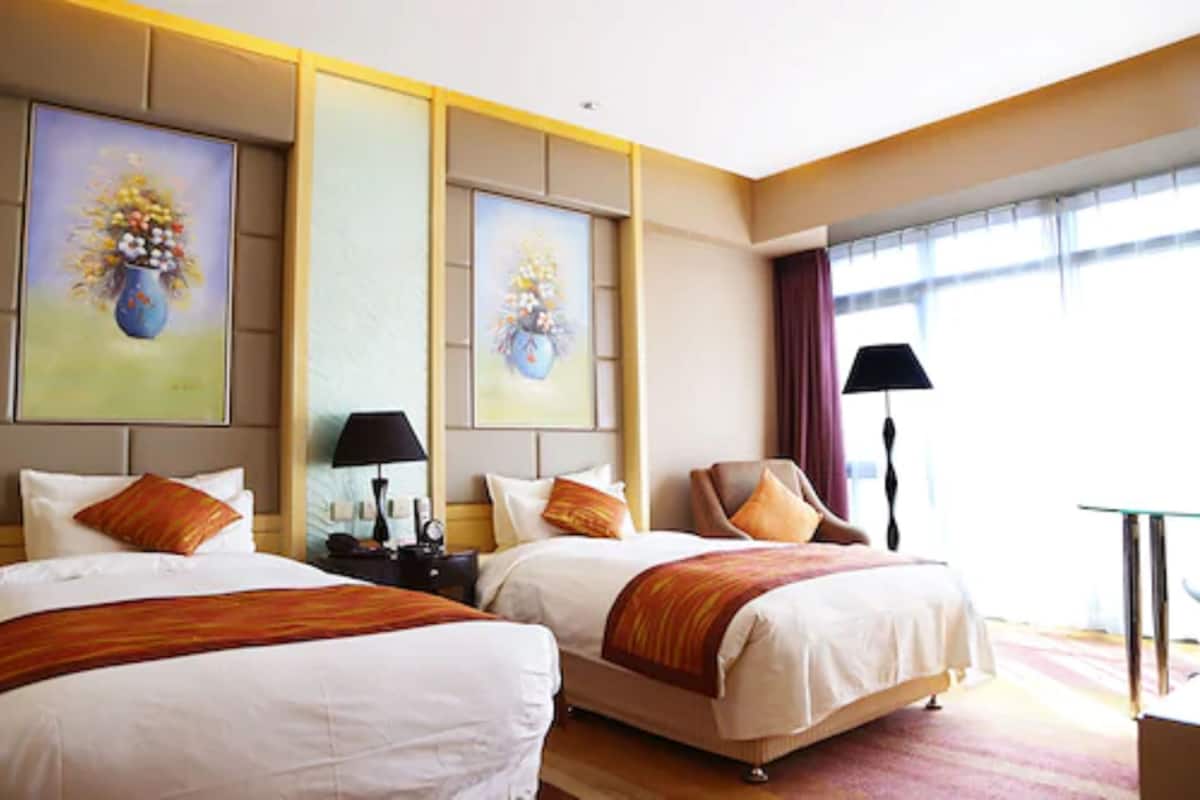 Executive Twin Room | Minibar, in-room safe, blackout curtains, iron/ironing board