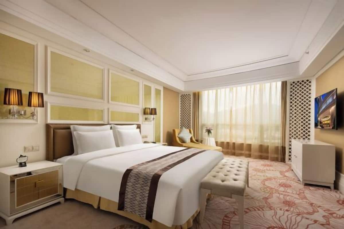 1 bedroom, premium bedding, down comforters, memory foam beds
