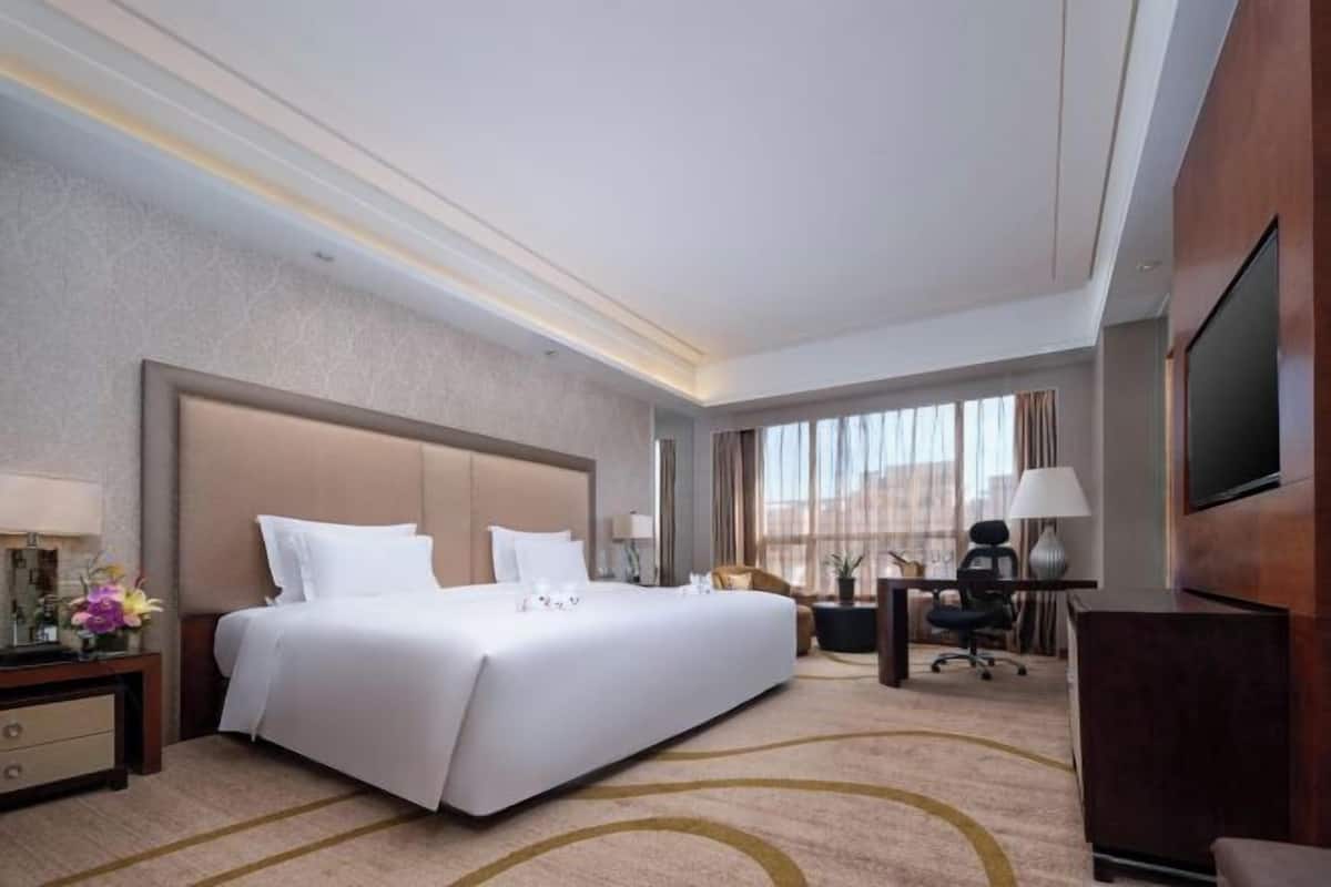 1 bedroom, premium bedding, down comforters, memory foam beds