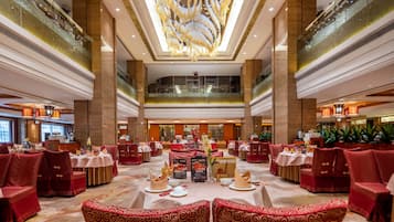 4 restaurants, lunch, dinner served; international cuisine