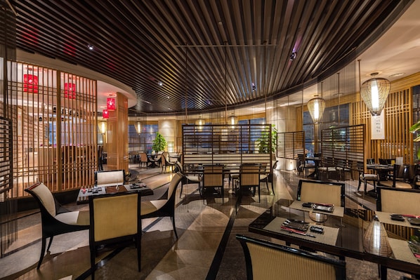 Hi ha 4 restaurants amb plats de cuina internacional