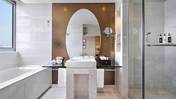 Camas com colchões de espuma com sistema de memória, cofres nos quartos