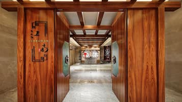 3 間餐廳,供應午餐和晚餐,中式料理