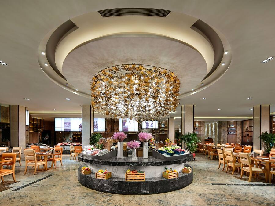 3 restauranter; serverer frokost, aftensmad og kinesiske retter