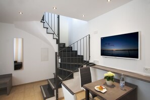 Junior Suite | Hypo-allergenic bedding, minibar, in-room safe, desk - Hotel Café Ebner (Lindau)