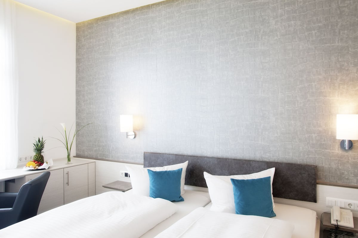 standard double room | hypo-allergenic bedding, minibar, in-room safe, desk