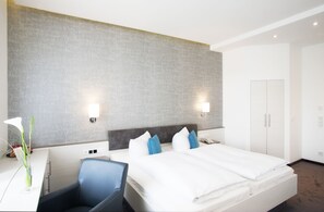 Standard Double Room | Hypo-allergenic bedding, minibar, in-room safe, desk - Hotel Café Ebner (Lindau)