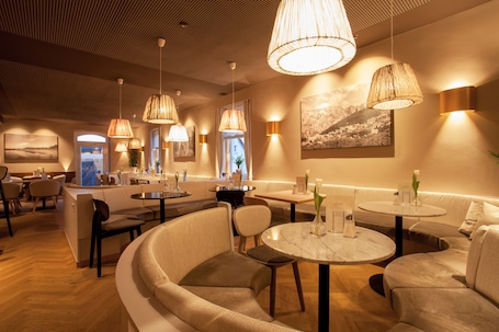 Bar (en la propiedad). Hotel Café Ebner