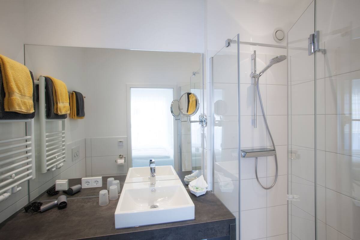 junior suite | bathroom | shower, free toiletries, hair dryer, towels