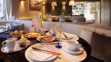 Free daily buffet breakfast