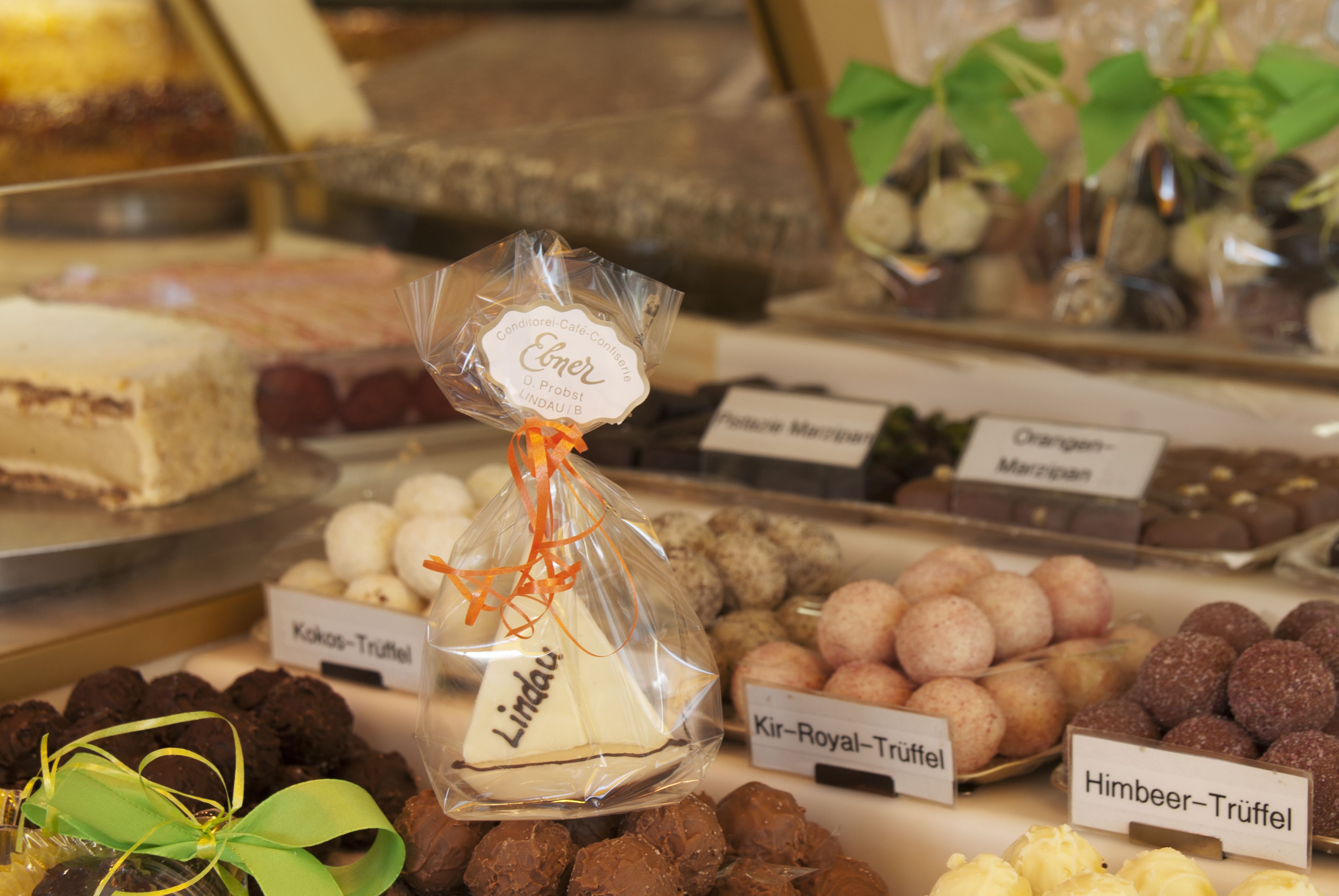 Une variété de chocolats et de desserts exposés dans une boutique.