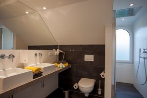 Suite | Badkamer | Een douche, gratis toiletartikelen, een haardroger, handdoeken
