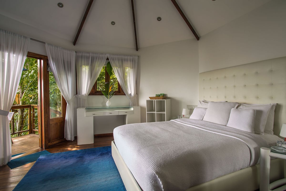 deluxe room, 1 queen bed, ocean view | in-room safe, desk, blackout curtains, free wifi