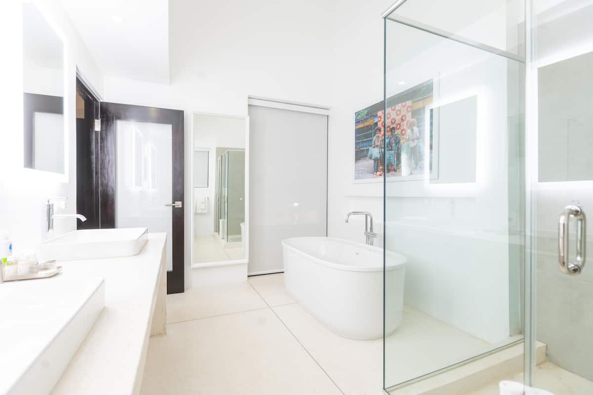 superior room, 1 king bed, ocean view | bathroom | shower, free toiletries, hair dryer, bathrobes