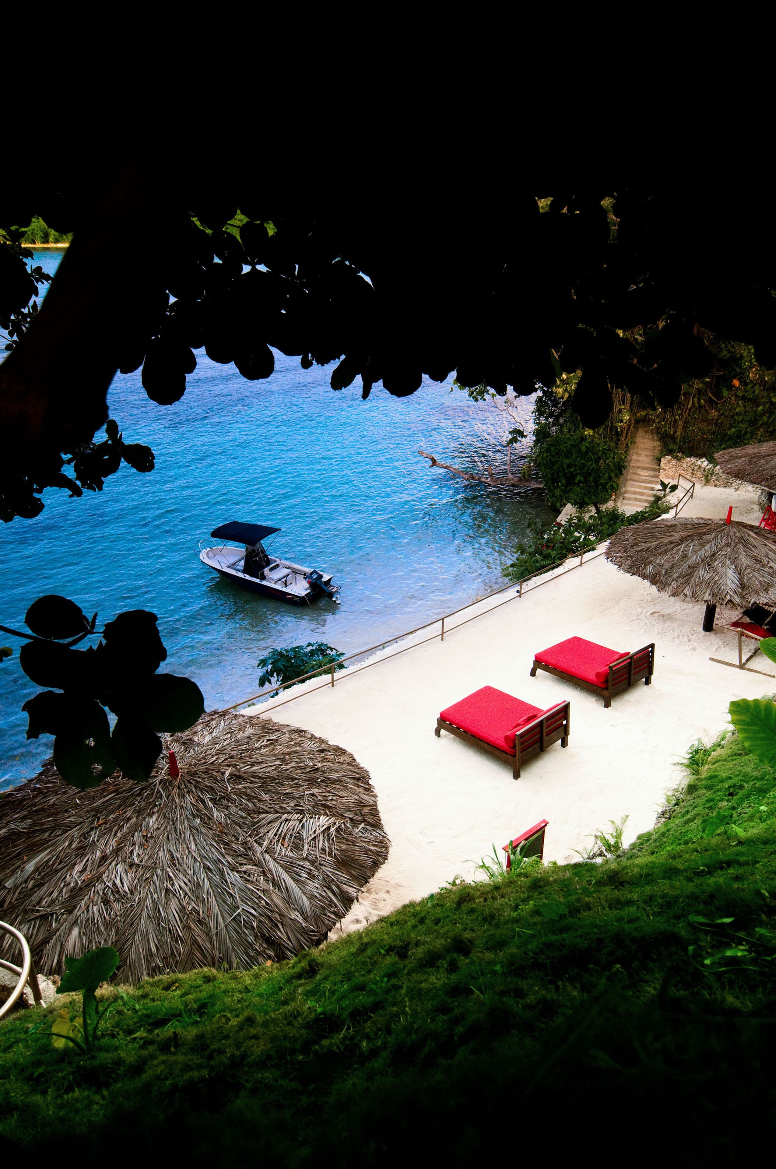 beach nearby, white sand, free beach cabanas, sun-loungers