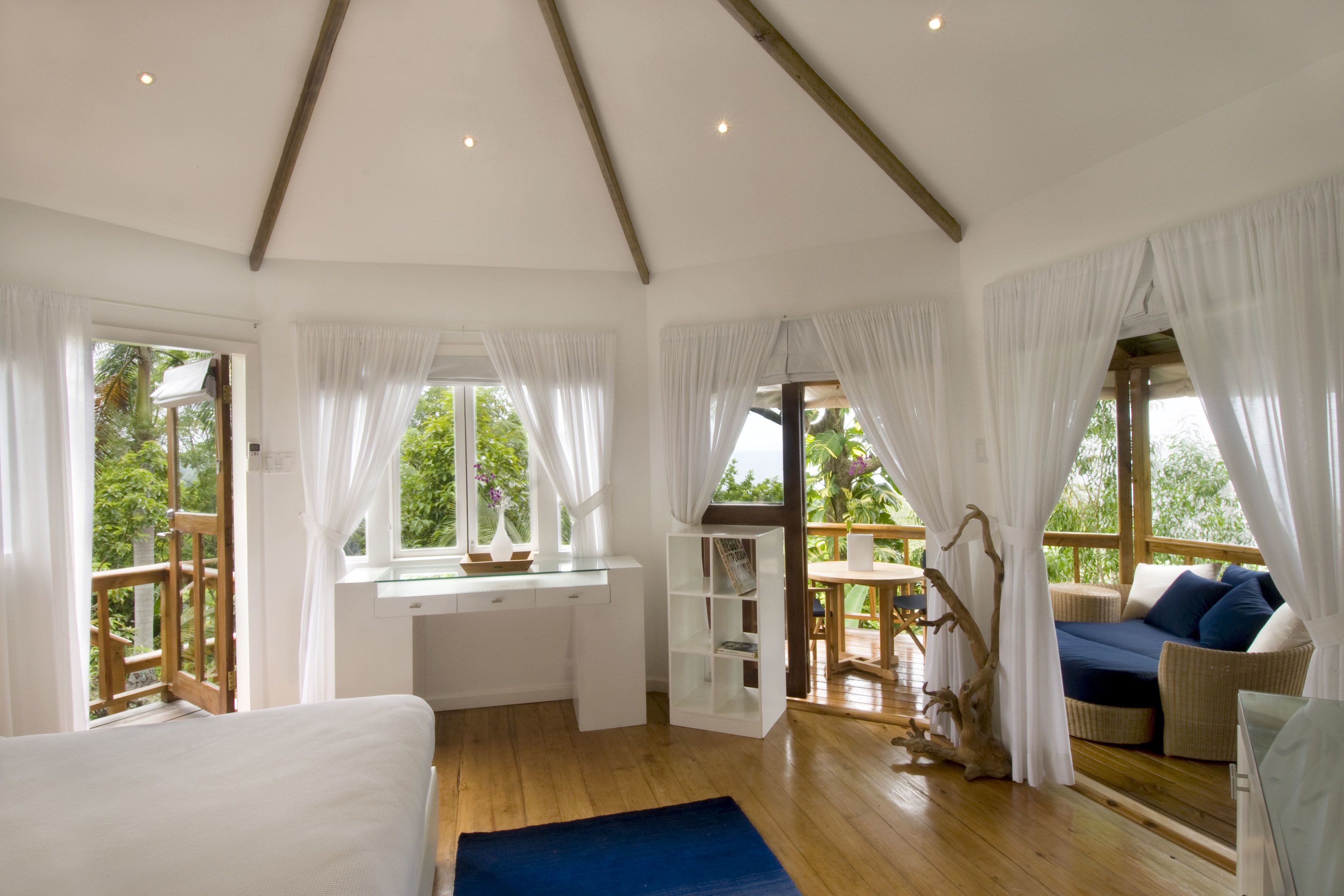 deluxe room, 1 queen bed, ocean view | in-room safe, desk, blackout curtains, free wifi