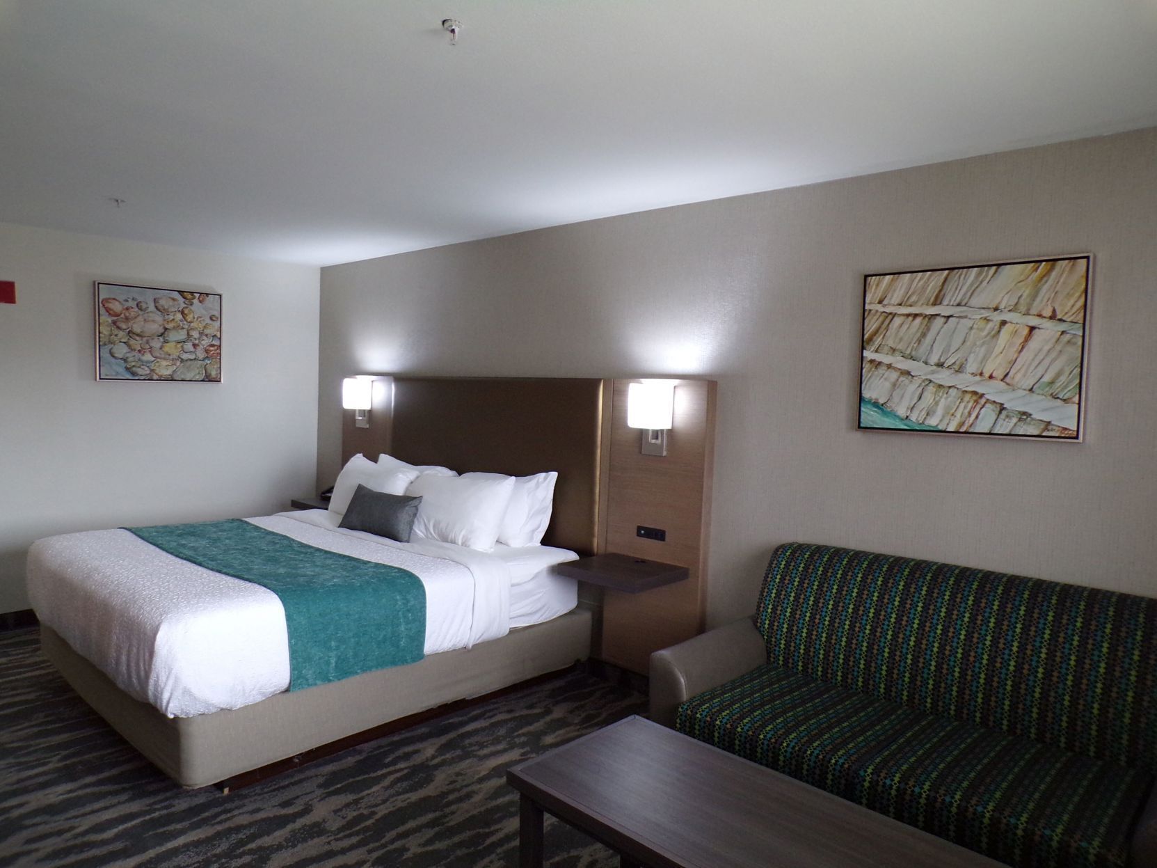 Camas com colchões pillow-top, individualmente decorados