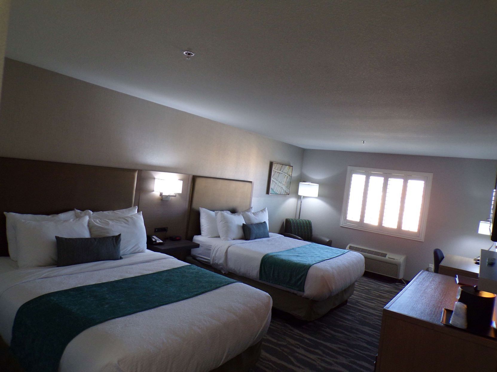 Camas com colchões pillow-top, individualmente decorados