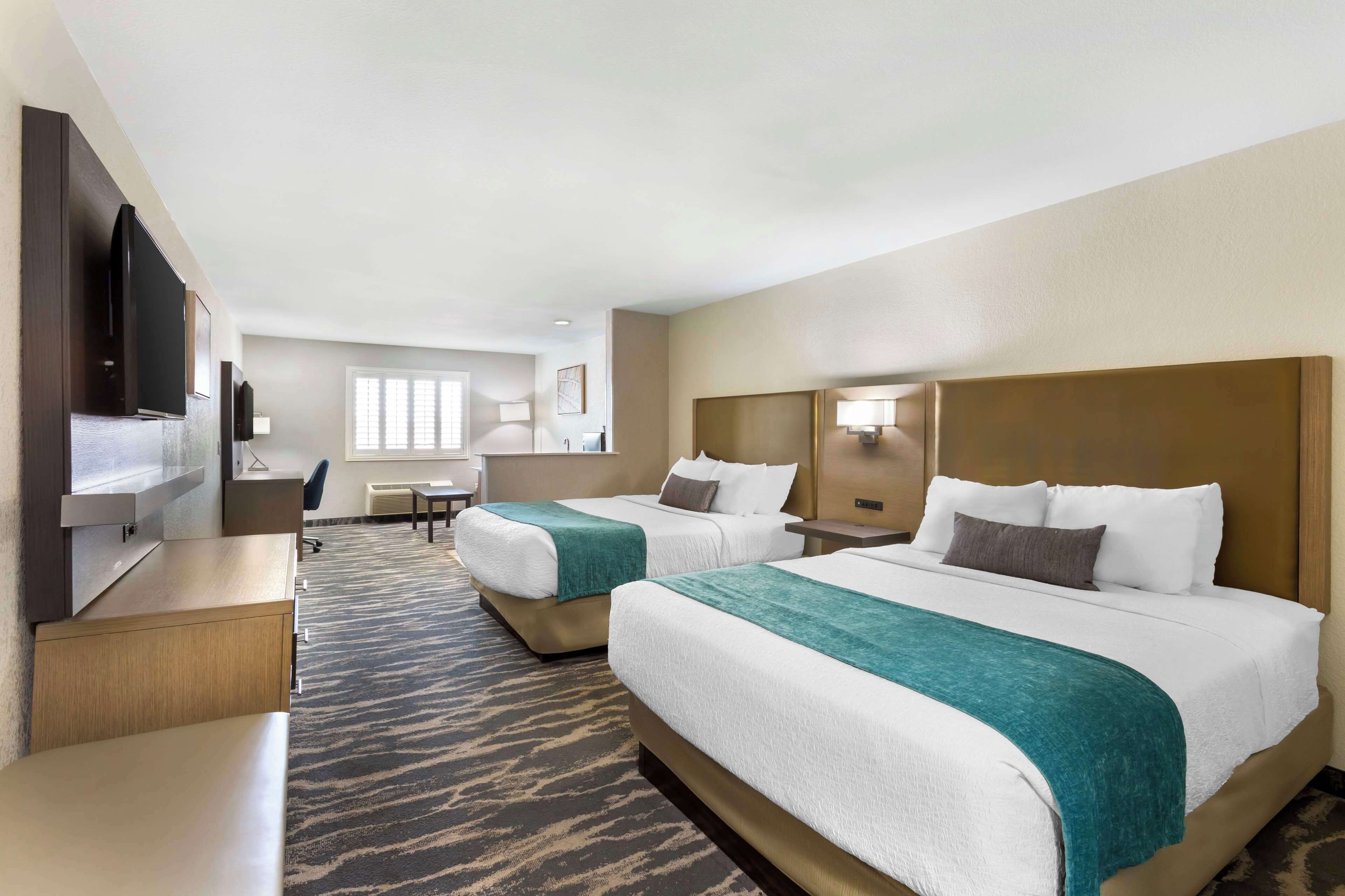 套房, 2 張加大雙人床, 非吸煙房, 冰箱和微波爐 (with Sofabed) | 舒適加層、獨特裝潢、布置獨特、書桌