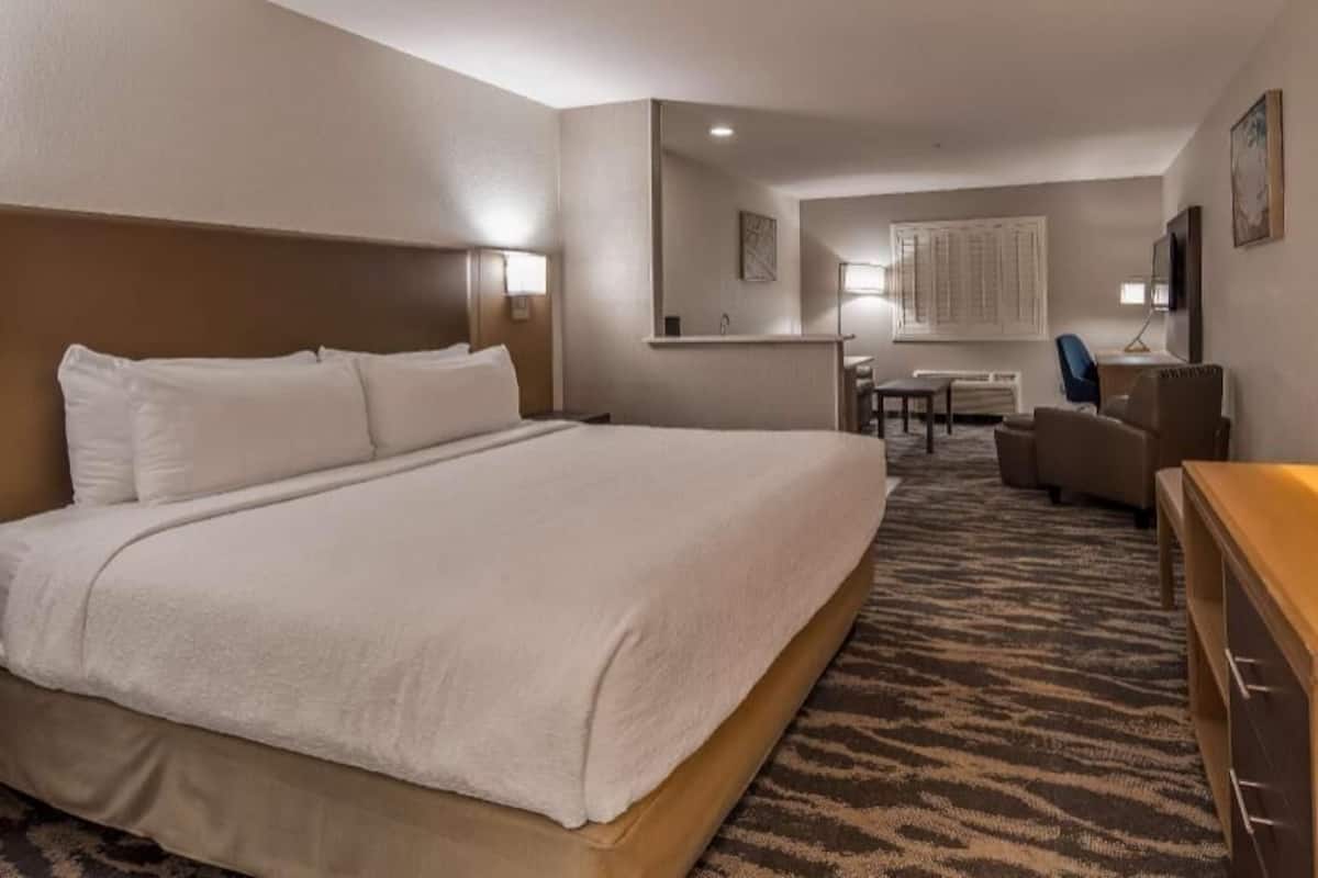 Pillowtop beds, individually decorated, individually furnished, desk