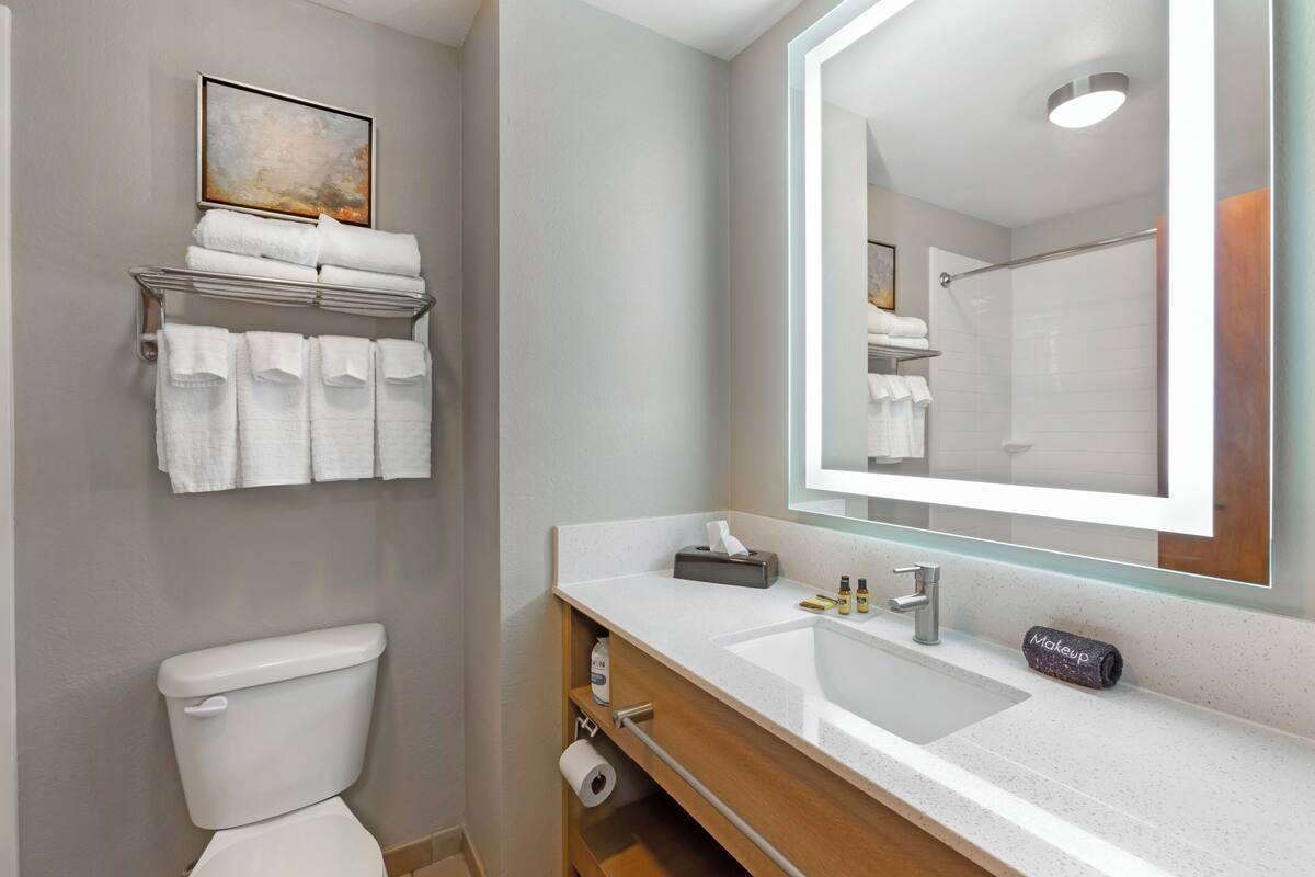 combined shower/bathtub, hydromassage showerhead, free toiletries