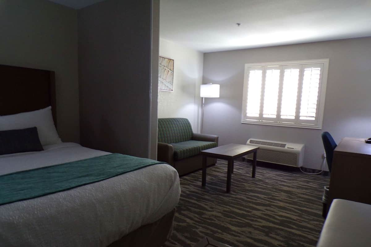 Pillowtop beds, individually decorated, individually furnished, desk