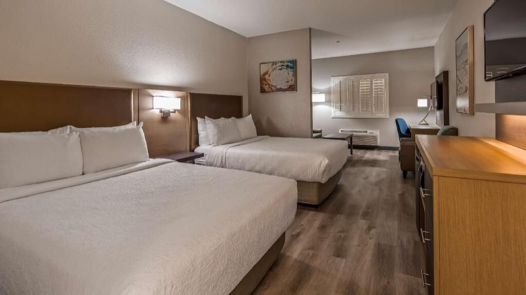 Camas com colchões pillow-top, individualmente decorados