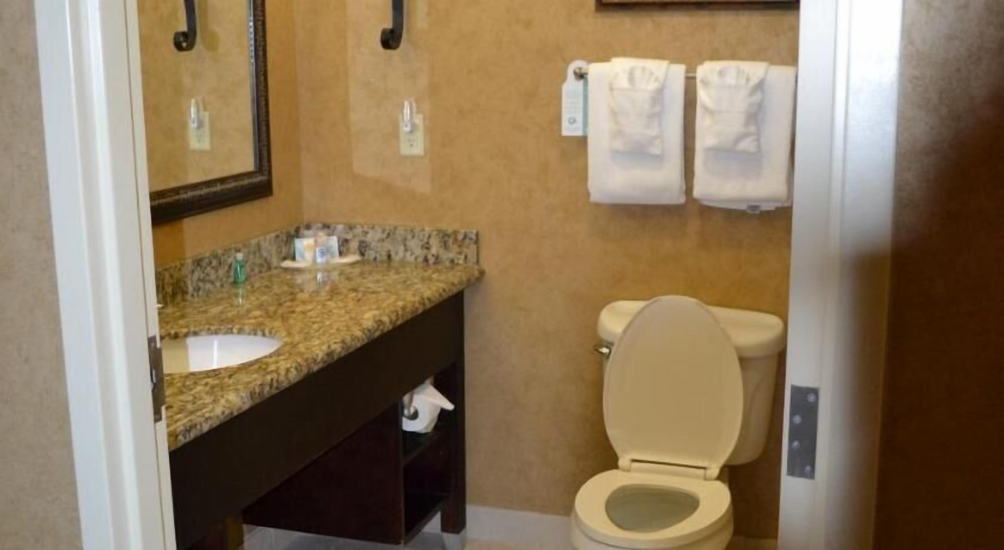 Baño | Amenidades de baño gratuitas, secadora de cabello, toallas 