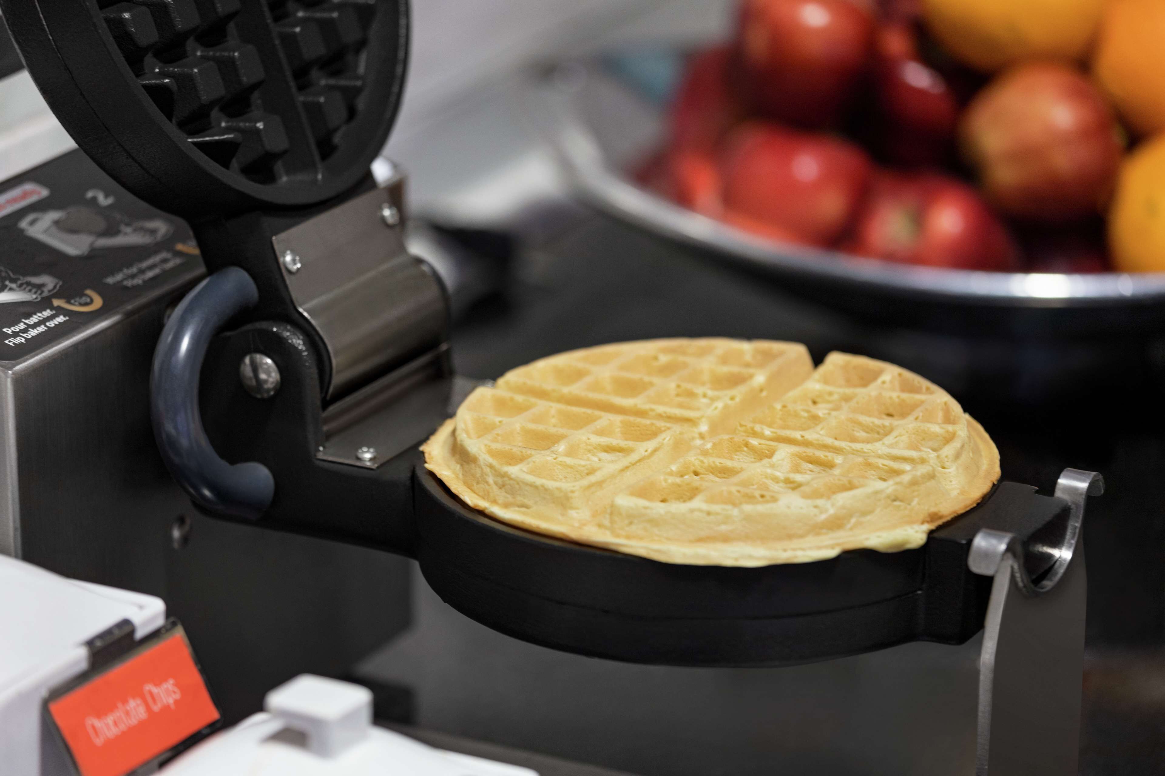 Ein Waffeleisen mit einem Waffel, der gerade gebacken wird.