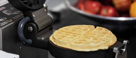 Ein Waffeleisen mit einem Waffel, der gerade gebacken wird.