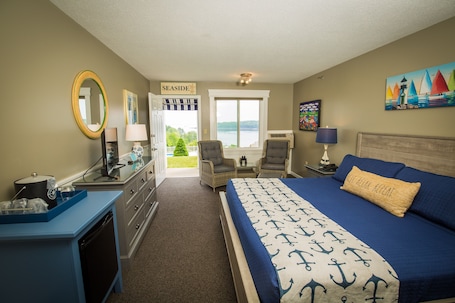 Premium bedding, desk, soundproofing, iron/ironing board. Strawberry Hill Seaside Inn