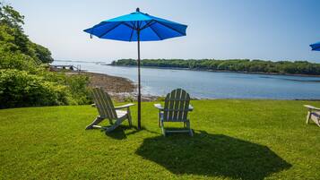 Private beach, sun-loungers, beach umbrellas, beach towels